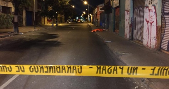 Asesinan a joven de 18 años en plena vía pública en Santiago: PDI indaga el crimen