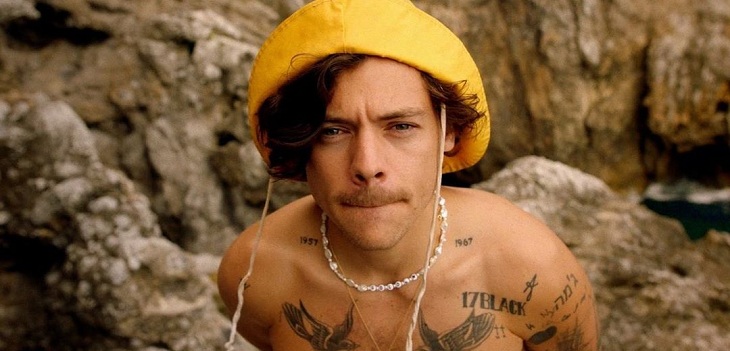 Harry Styles deslumbró a sus fanáticos con estreno de videoclip de su nuevo single 'Golden'
