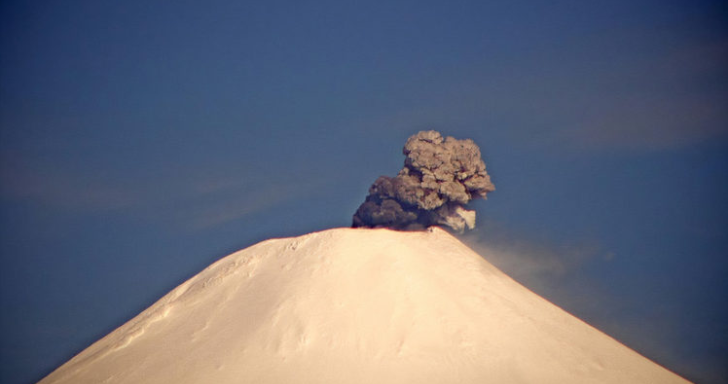 Un sismo y una explosión moderada a nivel del cráter se registró en el Volcán Villarrica