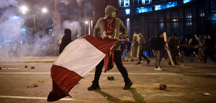 Tras masivas manifestaciones: Perú queda -temporalmente- sin presidente ni jefe del Congreso