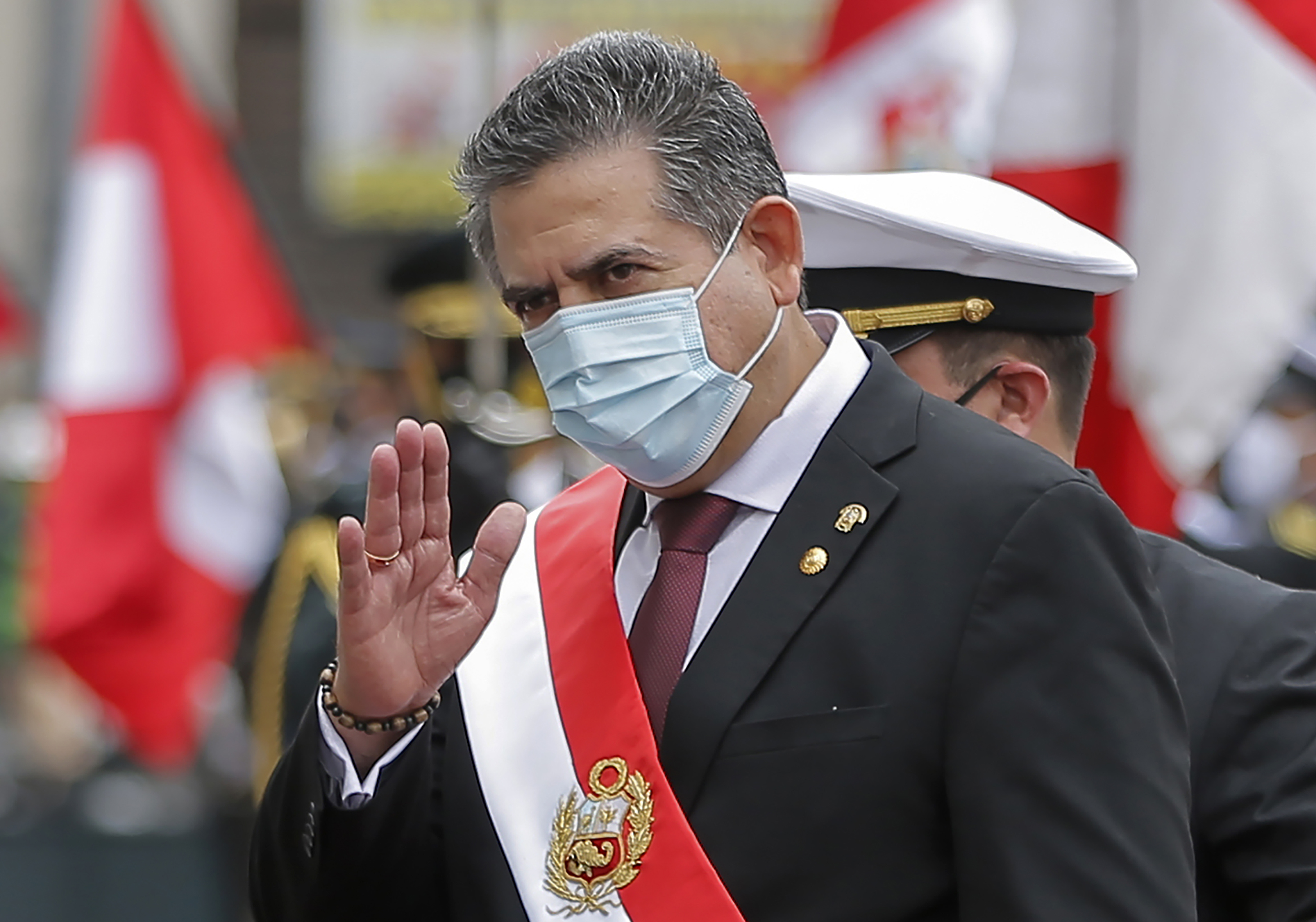 Presidente de Perú renuncia al cargo a días de asumir y en medio de protestas en el país