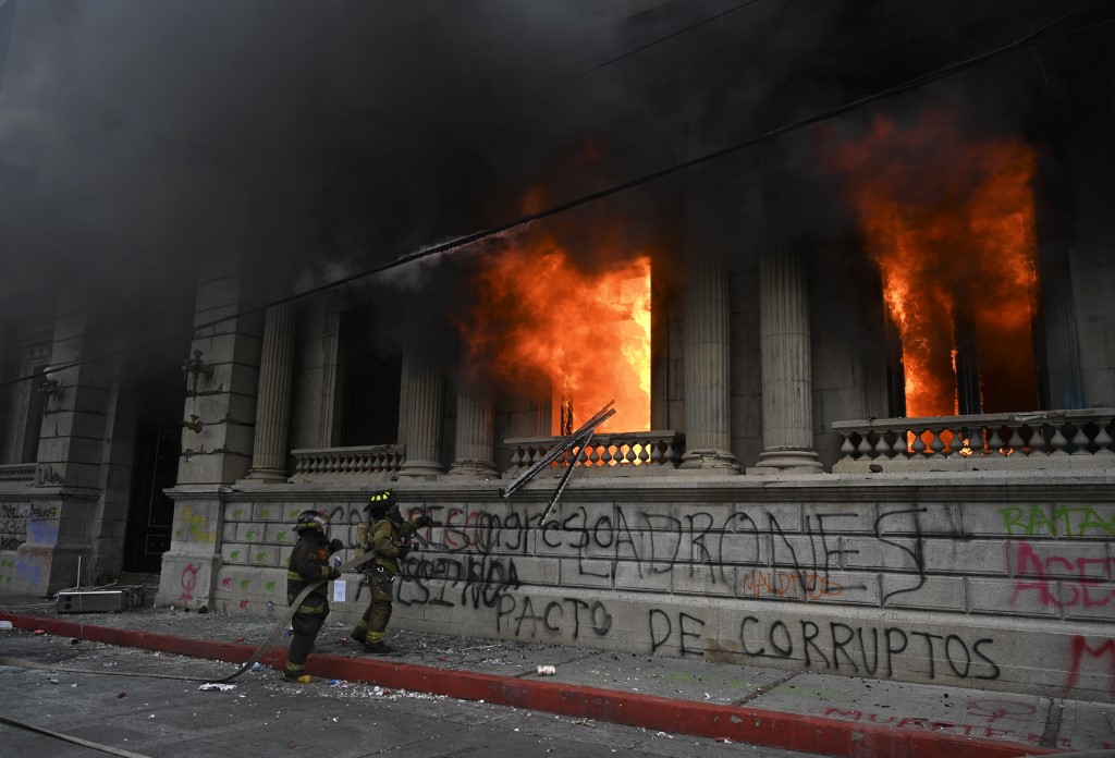 Manifestantes incendiaron la sede del Congreso de Guatemala tras aprobación del presupuesto 2021