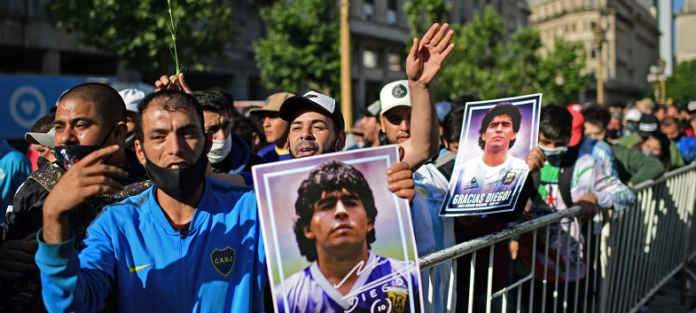 Conmovedora despedida al '10': miles de argentinos desfilan ante el féretro de Maradona