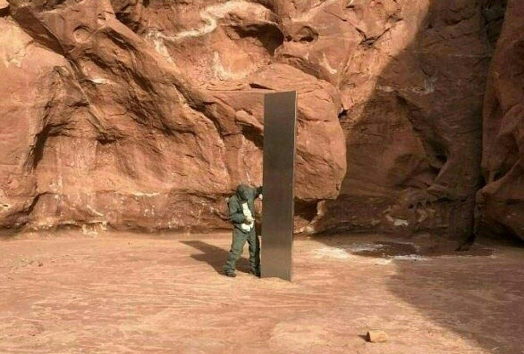 Tras especulaciones: desapareció el misterioso obelisco de metal hallado en un desierto de EEUU