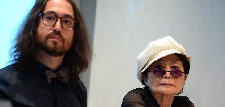Por complejo estado de salud: Yoko Ono cede a su hijo el legado de The Beatles y sus empresas