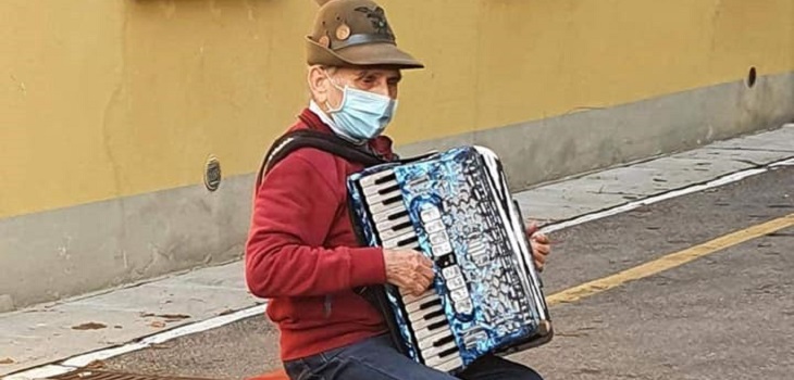 Conmovedor: italiano de 81 años dedicó una serenata desde la calle a su esposa hospitalizada