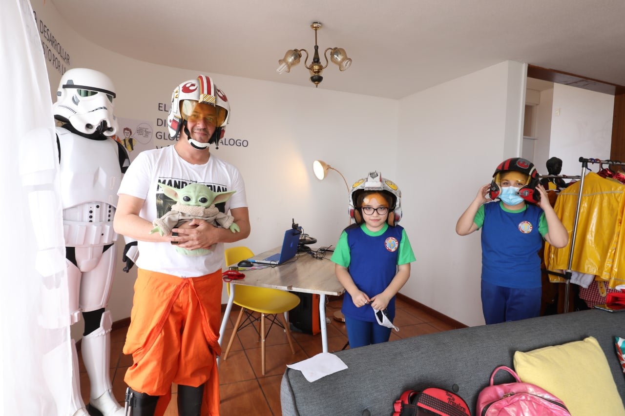 Profesor hace cosplay para motivar a alumnos