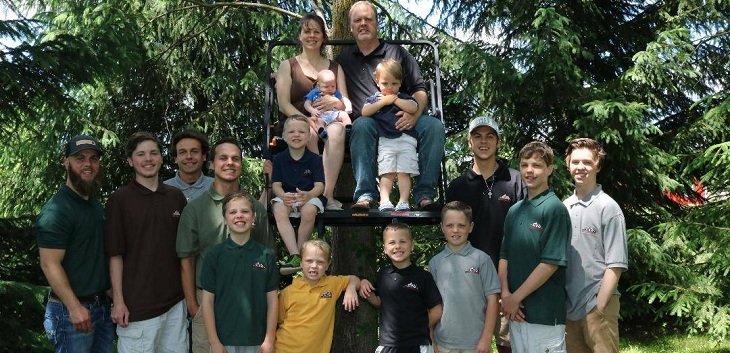 Padres con 14 hijos hombres se emocionaron tras la llegada de su primera hija: 