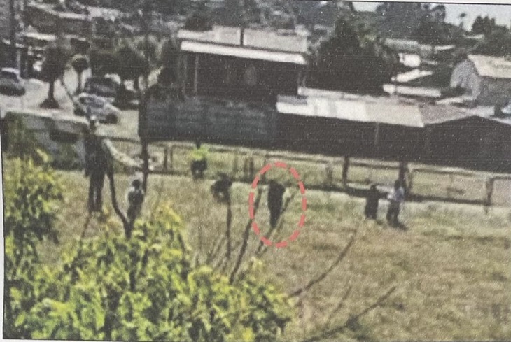 Imagen que mostraría al efectivo policial rodeado, y según Defensoría cuando hace uso de arma de servicio 