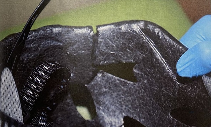 Defensoría explica condición en que quedó el casco del policía. 