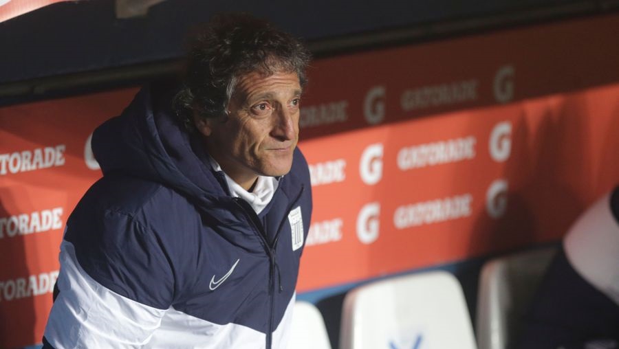 Tras rehusarse a partir: Mario Salas llegó a un acuerdo para dejar la banca de Alianza Lima