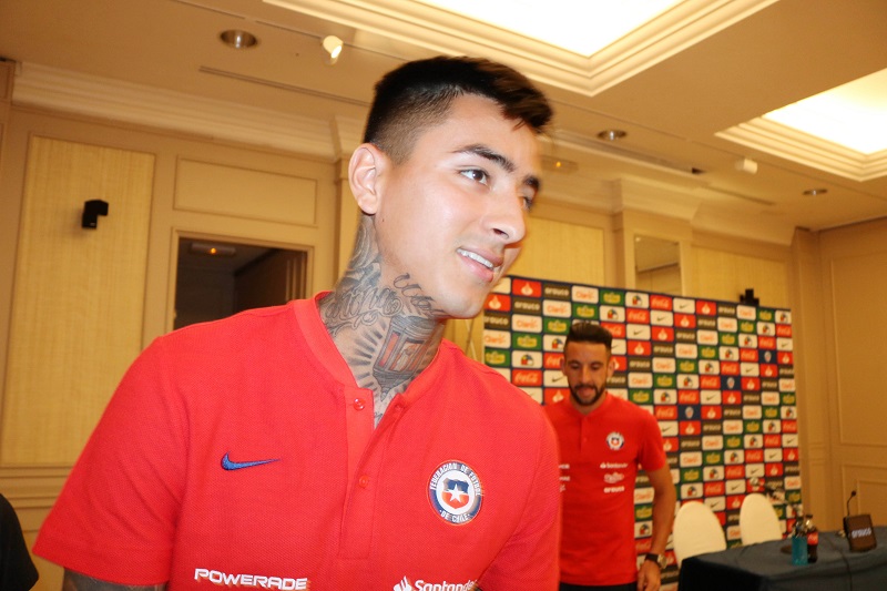 30 horas de viaje y una multa en Italia: Erick Pulgar por fin llegó a Chile para estar con la 'Roja'