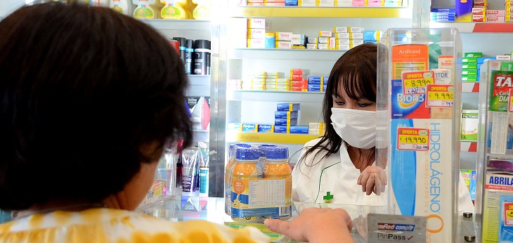 Sernac anuncia que 2 farmacias deberán compensar a casi 53 mil clientes por colusión en medicamentos