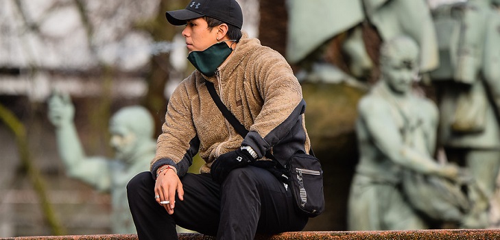 Manipulación de mascarilla y expansión de COVID-19: por qué debes evitar fumar en espacios públicos