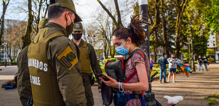 Gobierno anuncia que trabajadores de empresas esenciales deberán portar su contrato para trasladarse