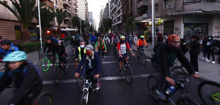 El riesgo de andar en 2 ruedas en Chile: 1 de cada 5 muertos en accidentes es ciclista o motoquero
