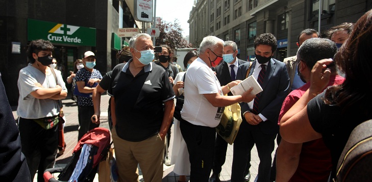 Ministro Briones es fuertemente increpado por ciudadanos en pleno centro de Santiago
