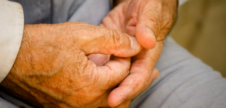 Indignación genera negativa de Isapre CruzBlanca a cubrir tratamiento de adulto mayor con leucemia