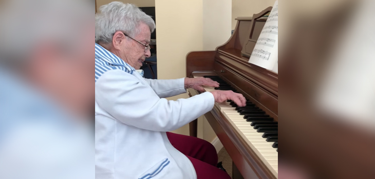 Mujer de 92 años con demencia senil se vuelve viral por interpretar a Beethoven en piano