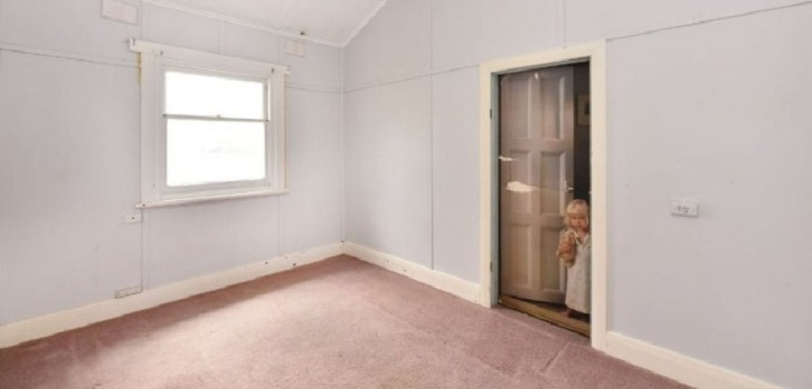 La casa que no se ha podido vender por el espeluznante papel tapiz de una habitación