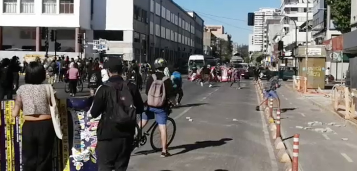 Captaron violento apedreamiento contra furgón de Carabineros en pleno centro de Concepción