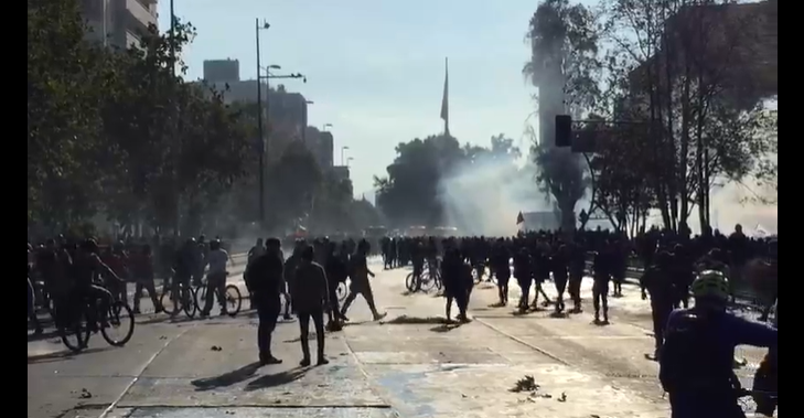 Manifestantes interrumpen el tránsito en Plaza Baquedano y la Alameda: Metro cierra dos estaciones