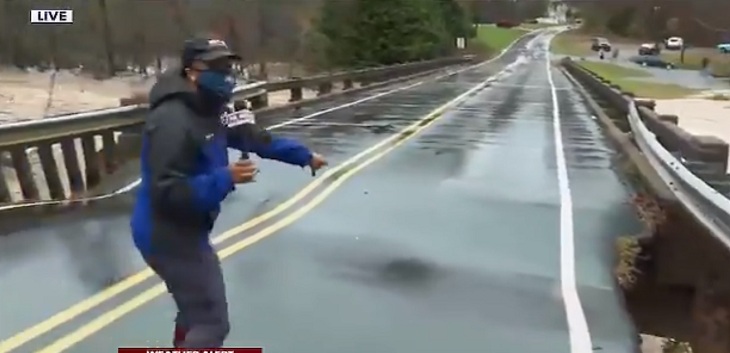 Salvó de milagro: periodista vivió aterrador momento tras colapso de puente a sólo metros de ella