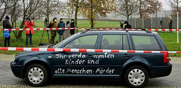 Hombre chocó auto contra sede de gobierno de Angela Merkel: vehículo tenía consignas de protesta