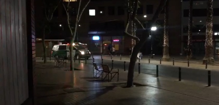 Carabineros deben refugiarse de ciclistas en panadería y ser rescatados por patrulla en Santiago