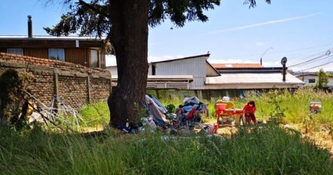 Entregan mediagua a mujer que vive en carpa junto a su hijo tras ser desalojados