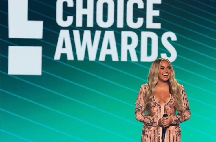 Demi Lovato se lució en E! People's Choice Awards: mostró 5 looks y bromeó con su compromiso con Max