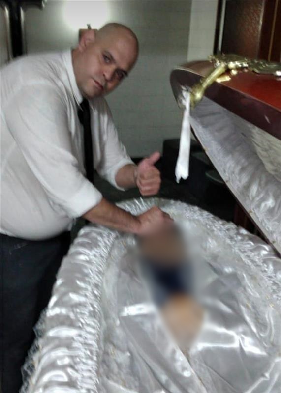 descubren que hombre se fotografió junto a féretro abierto de Maradona