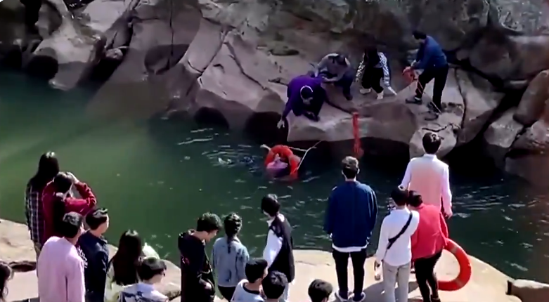 De diplomático a héroe: cónsul británico rescató a joven estudiante que cayó a río en China