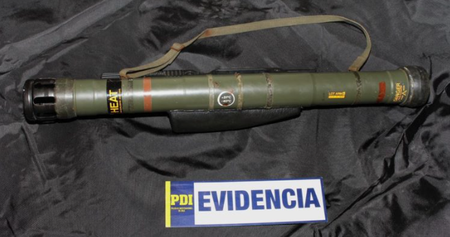 Detienen a hombre con un lanzacohetes antitanque en Punta Arenas: lo compró por $30 mil en la feria