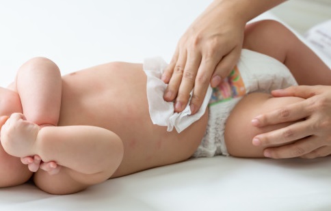 Tras hallazgo de bacterias: ISP retiró del mercado toallitas húmedas para bebé de reconocida marca