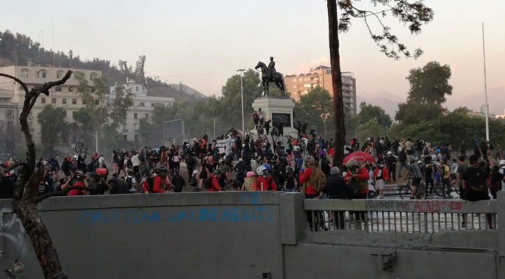 Manifestantes se vuelven a tomar estatua de Baquedano: Carabineros es atacado con bombas molotov