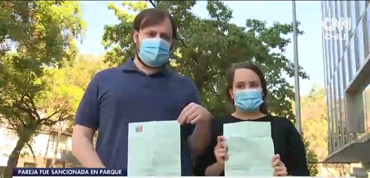 Seremi cursó multa a pareja que se quitó la mascarilla en un parque: deberán pagar $2,5 millones