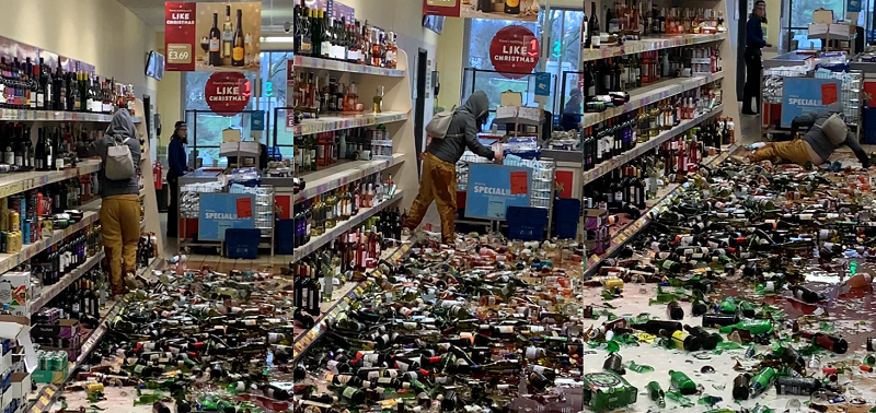 Destrozó todo sin explicación alguna: mujer rompe 500 botellas en un supermercado de Inglaterra