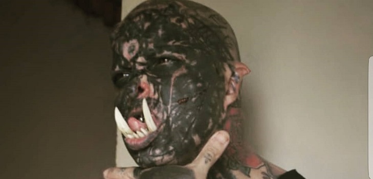 Se implantó colmillos y se tiñó las córneas: el brasileño que consiguió su sueño de ser un orco