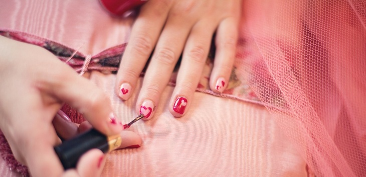 5 señales que te ayudarán a saber si debes dar un respiro de la manicure a tus uñas