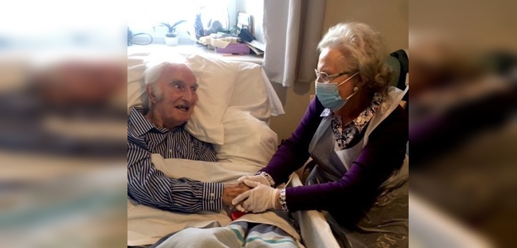 La historia tras postal viral de matrimonio de adultos mayores dándose la mano tras meses sin verse