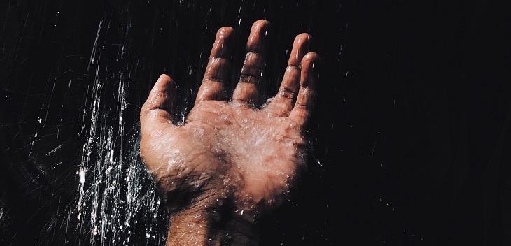 Hombre tomó una ducha caliente y sufrió una reacción alérgica 