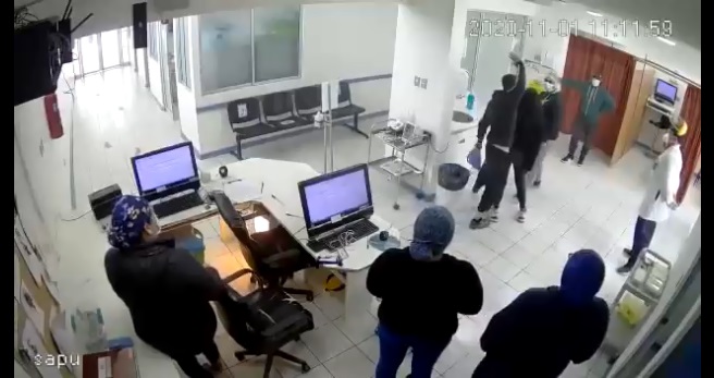 Captan brutal agresión de una pareja a personal médico de SAPU en La Serena