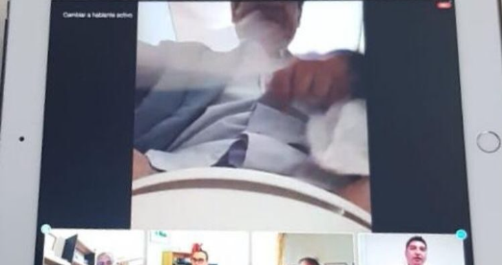 Core de Ñuble apareció sesionando sentado desde la taza del baño: argumentó falta de experiencia