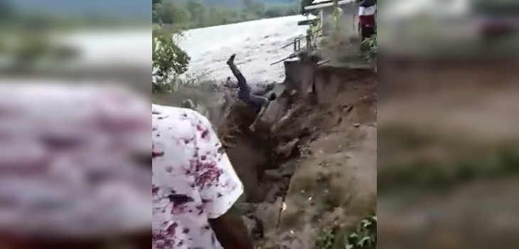 Impactante momento: hombre que intentaba sacar un coco terminó siendo arrastrado por río en Colombia
