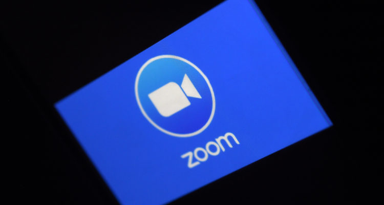 Core de Osorno olvidó apagar su cámara en reunión online y transmitió cuando fue al baño de su casa