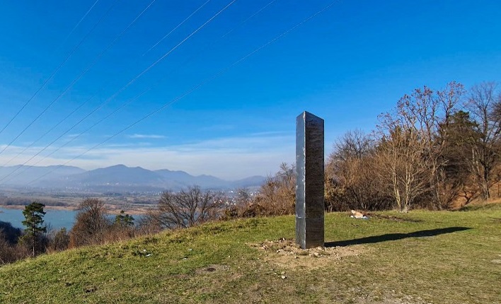 Más interrogantes: hallan misterioso monolito en Rumania tras desparecer el de Utah