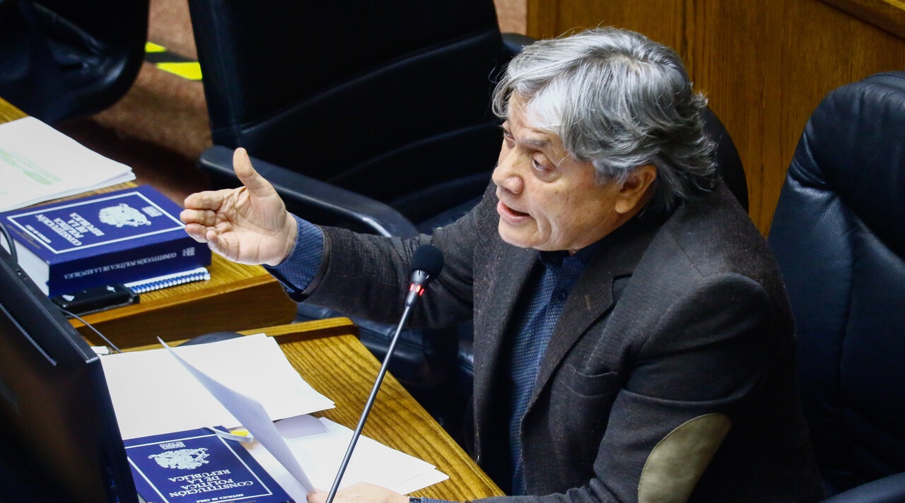 Tras ser internado: confirman que senador Alejandro Navarro permanece estable y en observación