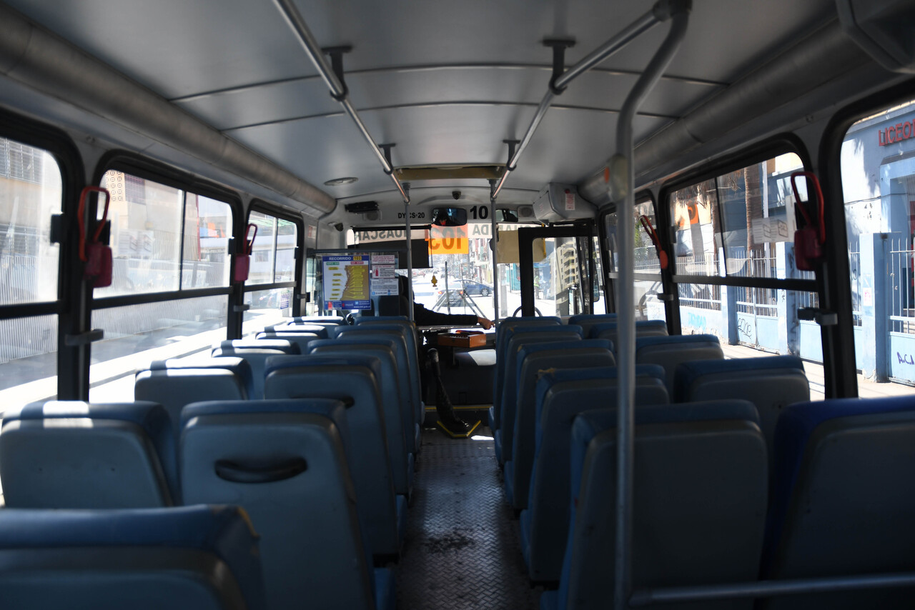 Niño de 7 años pasó toda la noche encerrado en un bus mientras su padre se fue a beber con un amigo