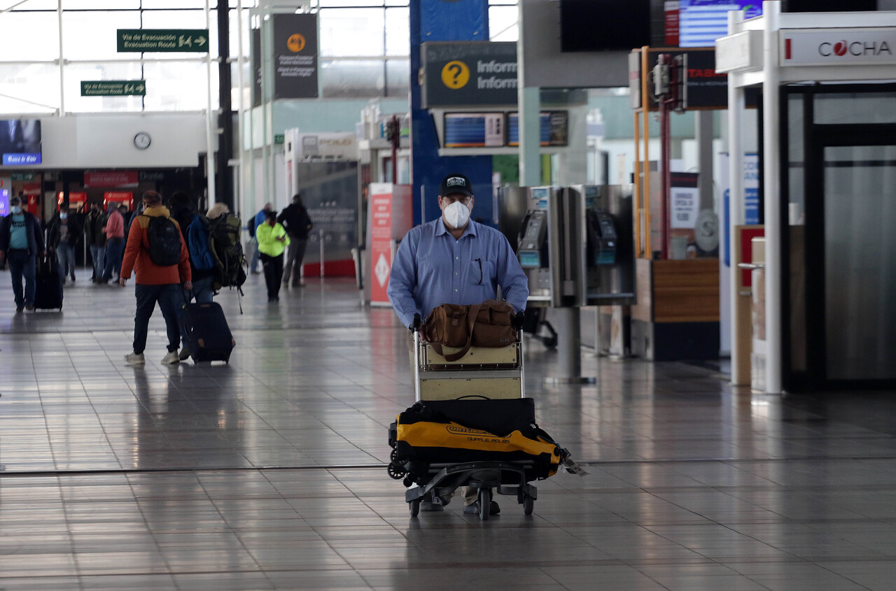 Tras anuncio de fase 2: aeropuerto de Santiago anuncia restricción para viajes nacionales